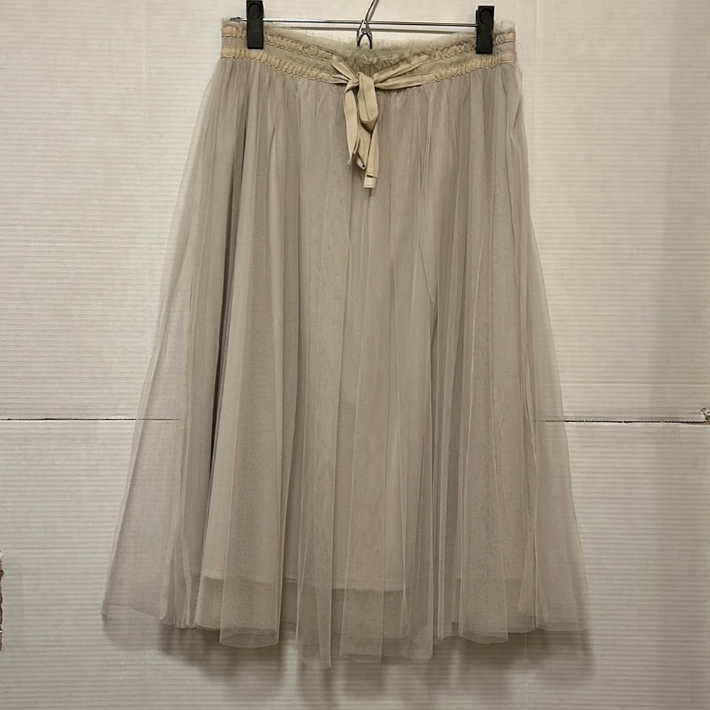 NWT Lauren Conrad Dove Grey Tull skirt.  Size: M